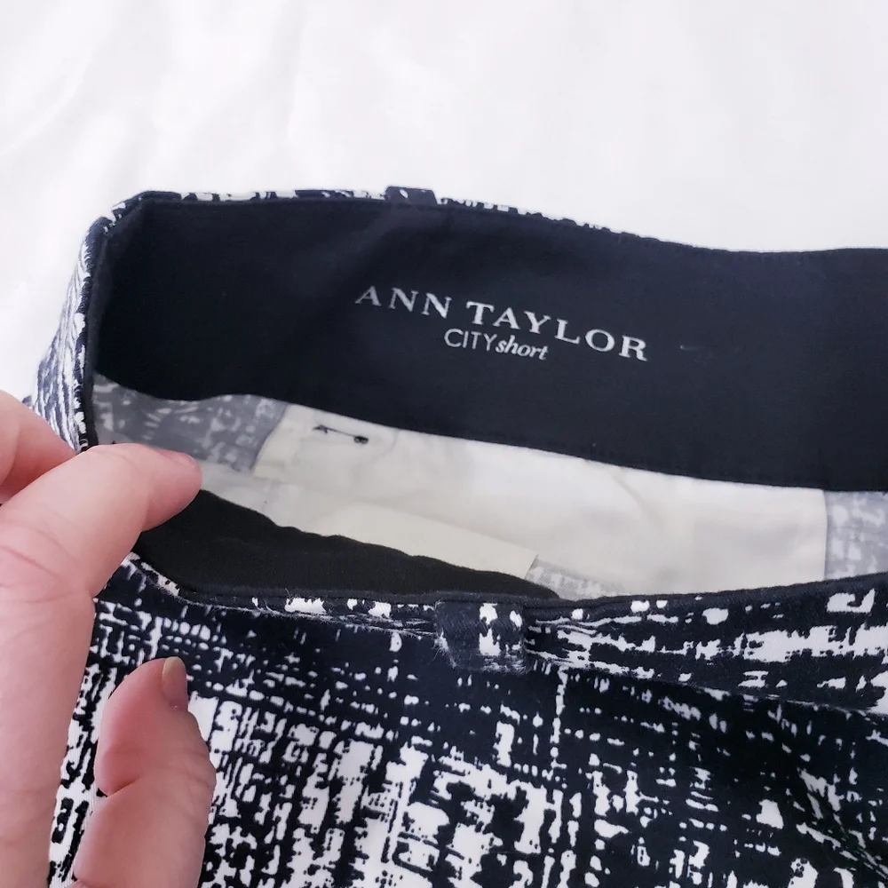 Ann Taylor Black White Patterned City Shorts Geometric Zip Size 10